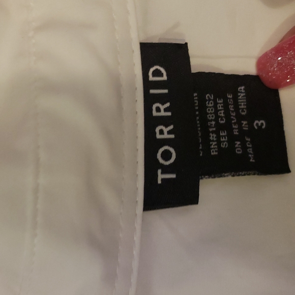 TORRID WHITE BLOUSE SIZE 3 (22/24) (NWT) - Picture 2 of 3